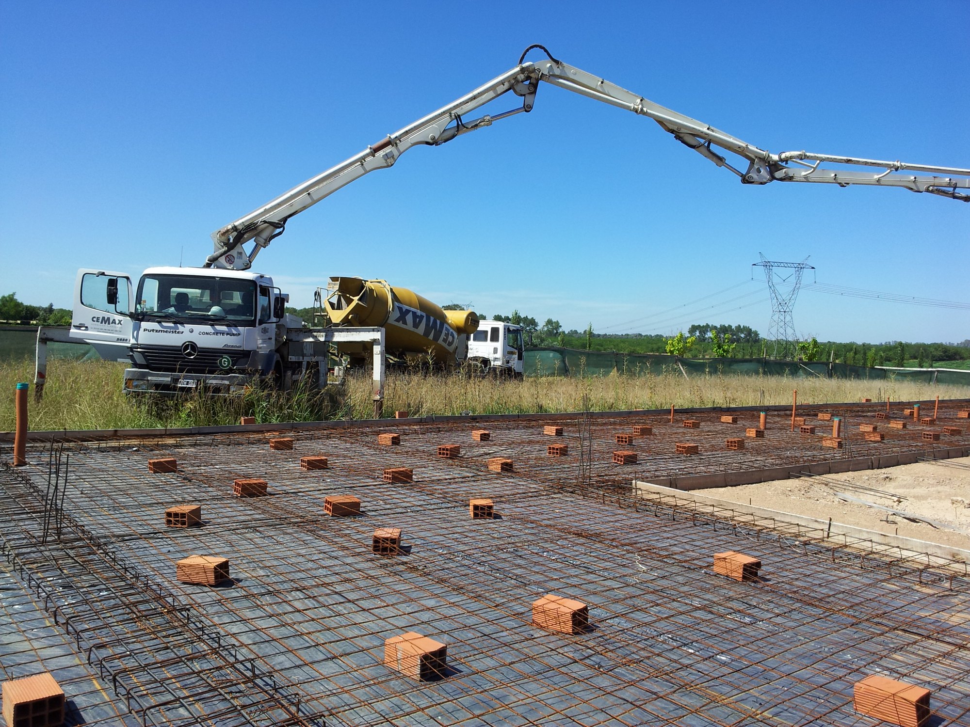 Construcción llave en mano de SUOBRA en Capilla del Señor, con grúa y estructura de hormigón